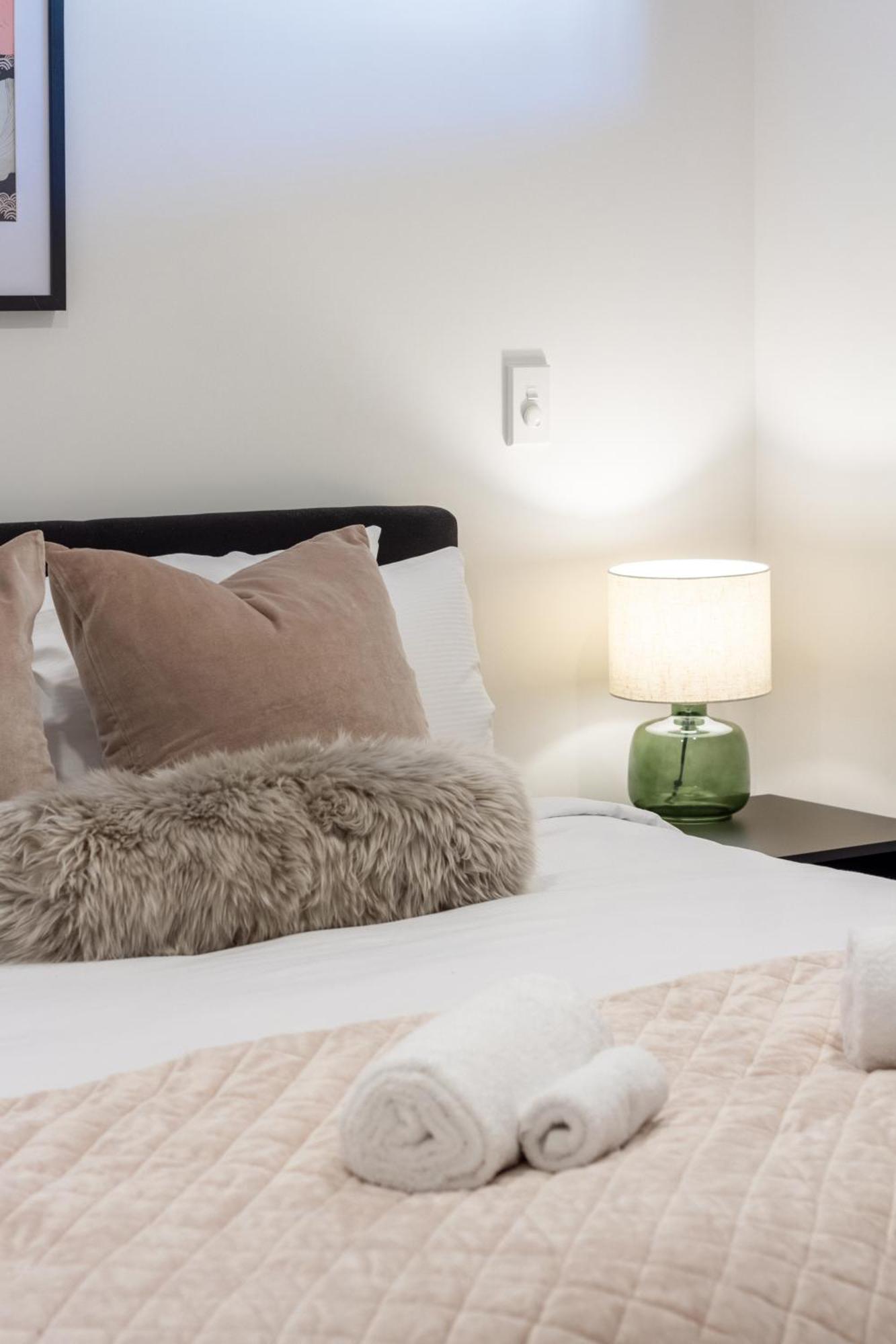 Cozy 1-Bed Apartment With Park Views, Sleeps 4 Christchurch Exterior foto